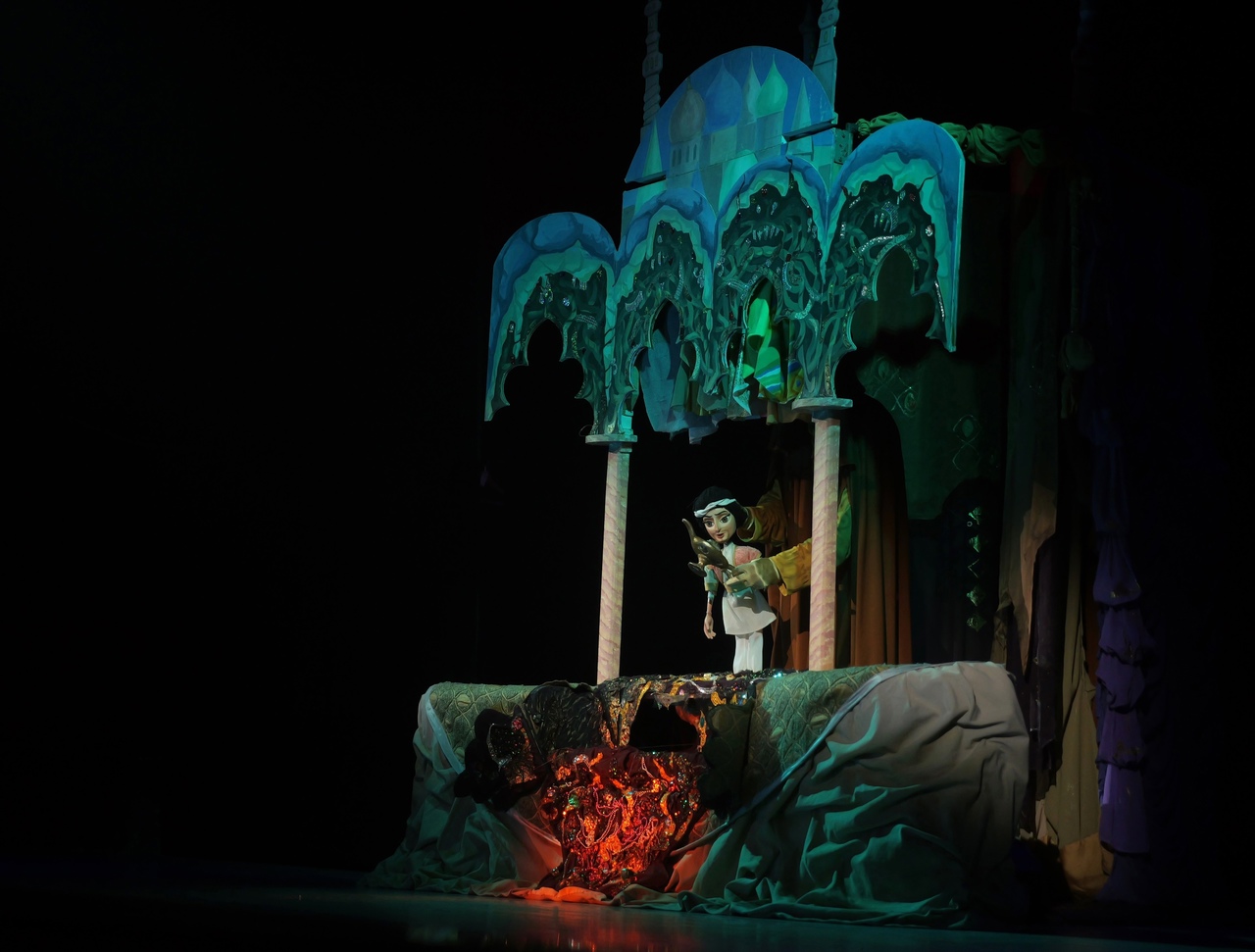 "Волшебная лампа Аладдина" на сцене Донецкого театра кукол